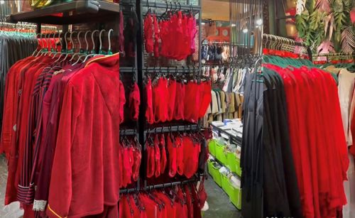 從百元服飾到高端絲綢, 新年戰(zhàn)袍 點燃春節(jié)經(jīng)濟(jì)